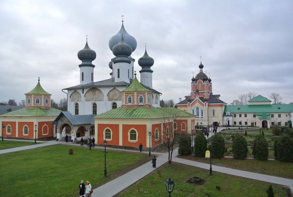 Золотая осень Тихвин монастырь Успенский