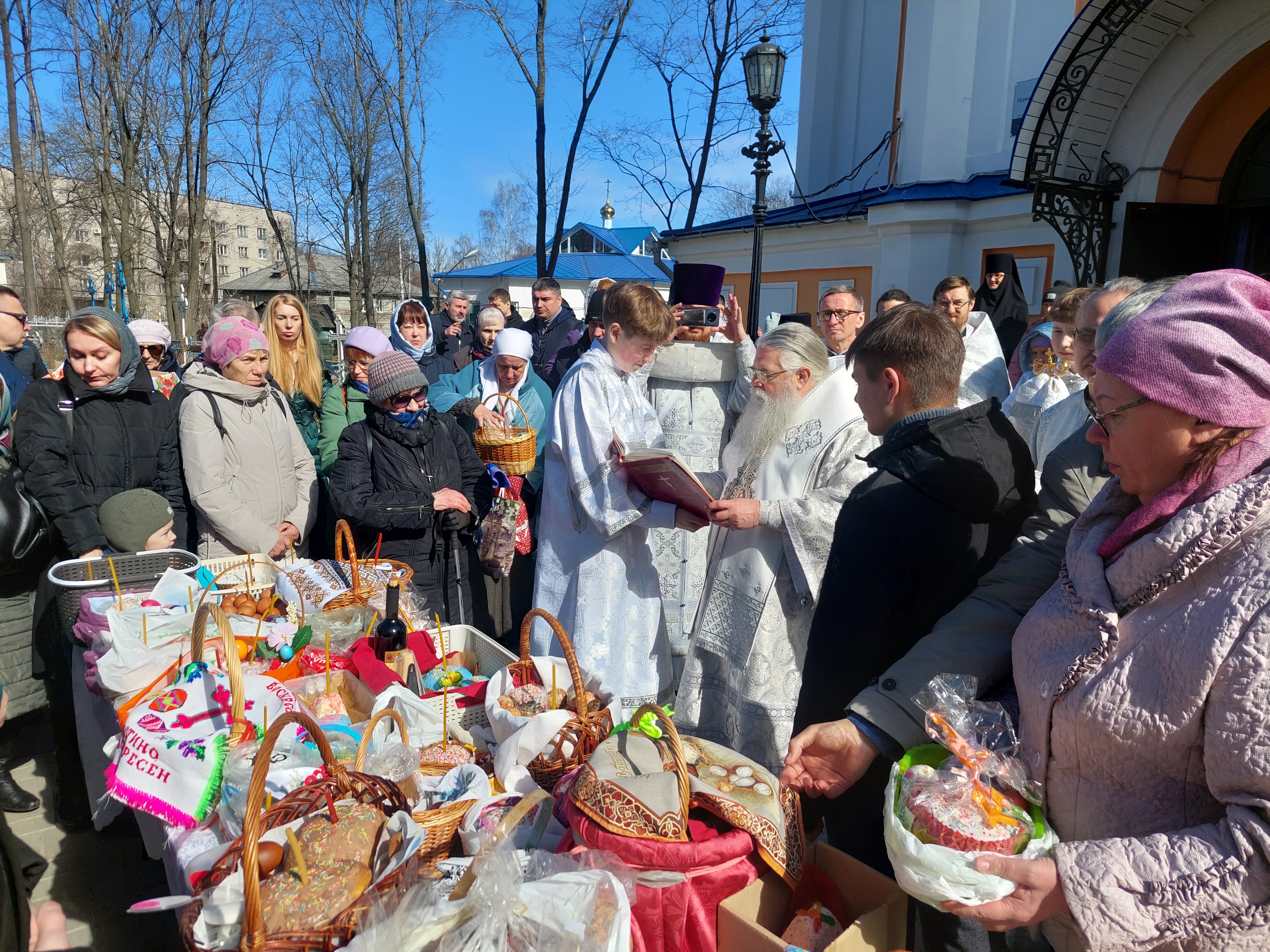 Освящение куличей фото. Освящение куличей на Пасху. Освящение куличей и яиц на Пасху. Освещение куличей на Пасху. Кулич «Пасхальный».