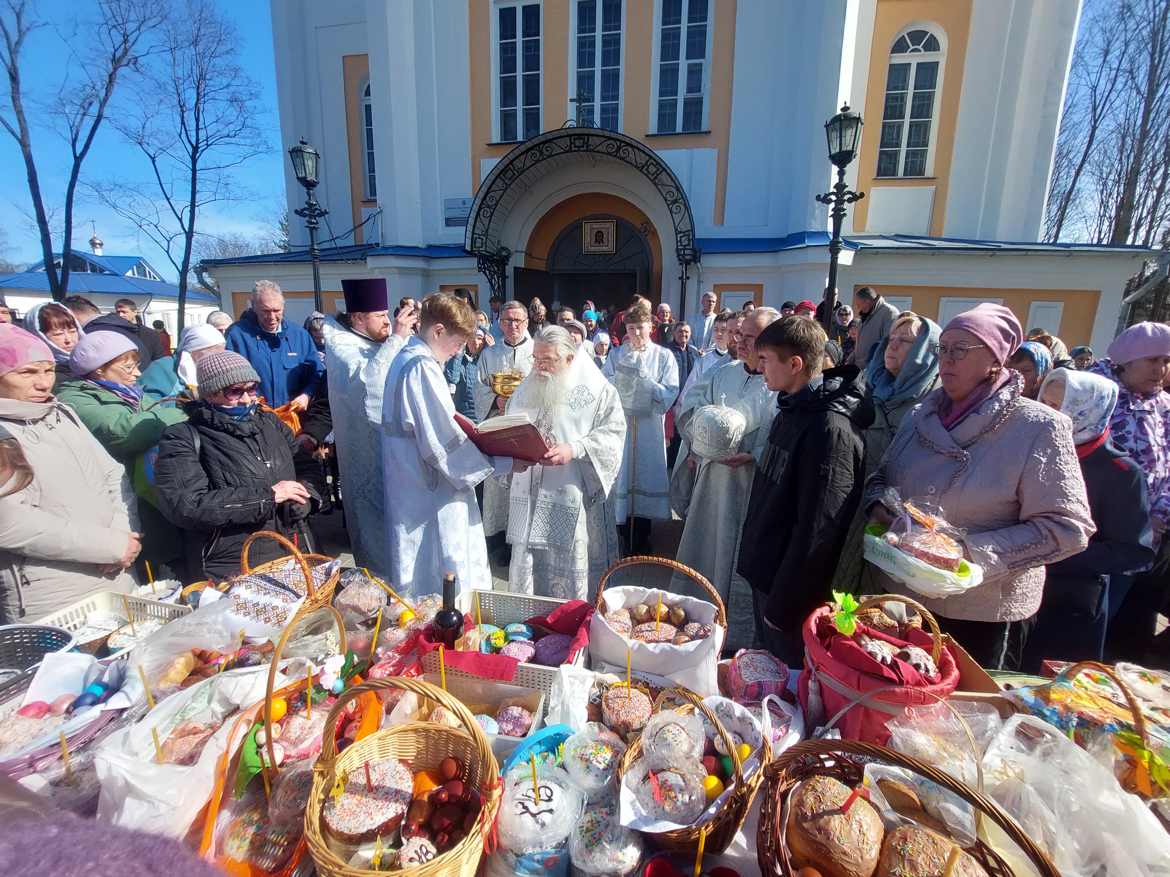 Освящение куличей фото. Освящение куличей на Пасху. Кулич «Пасхальный». Освящение куличей и яиц на Пасху. Освящение куличей и пасок.