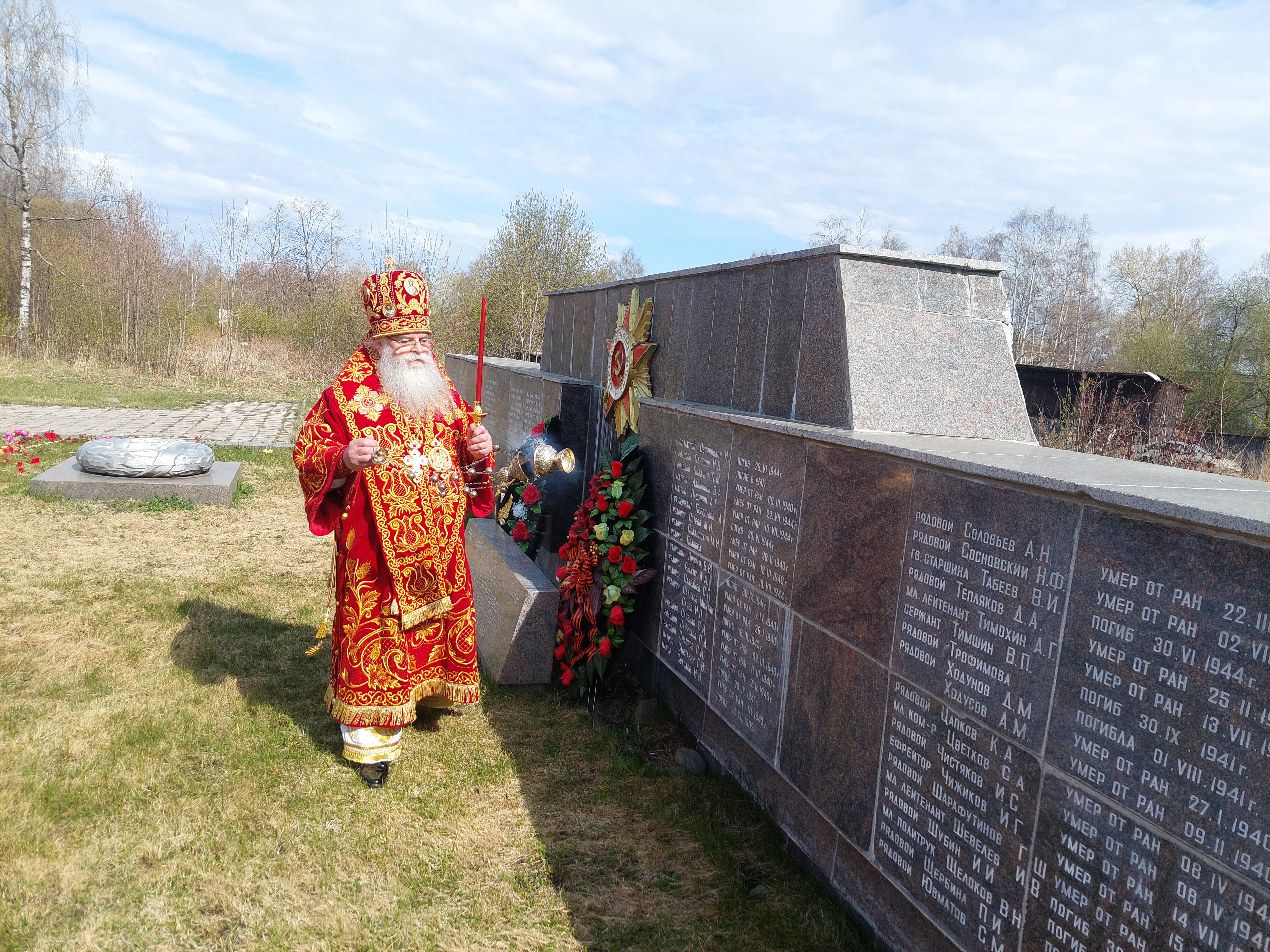 Поминов петрозаводск. Пасхальный крестный ход священник.